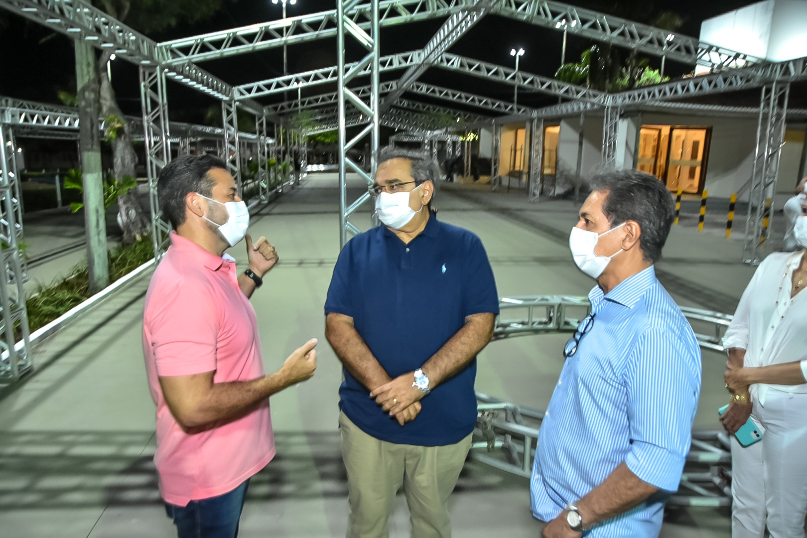Prefeito visita montagem da estrutura da Praça do Mirassol para abertura do Natal em Natal