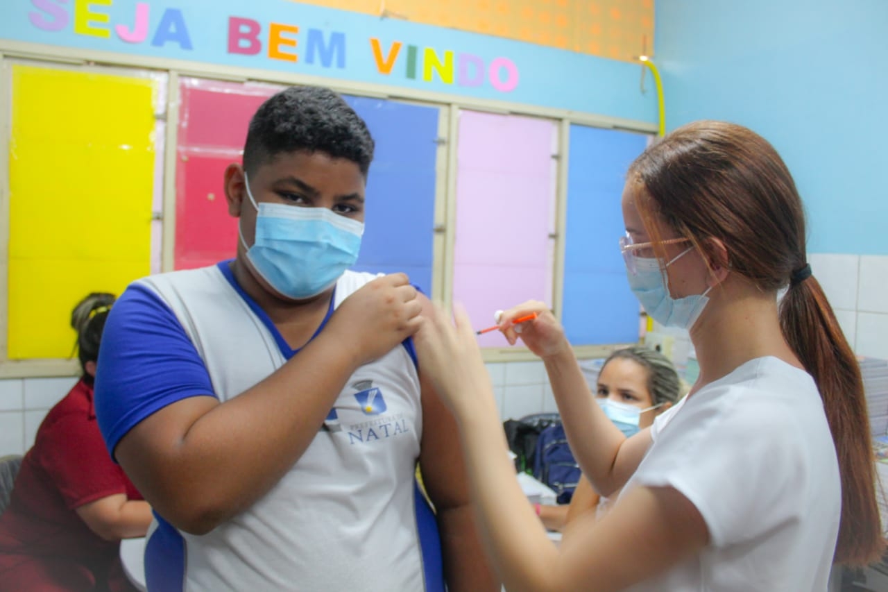 Secretarias de Educação e Saúde iniciam vacinação nas escolas para estudantes 12+