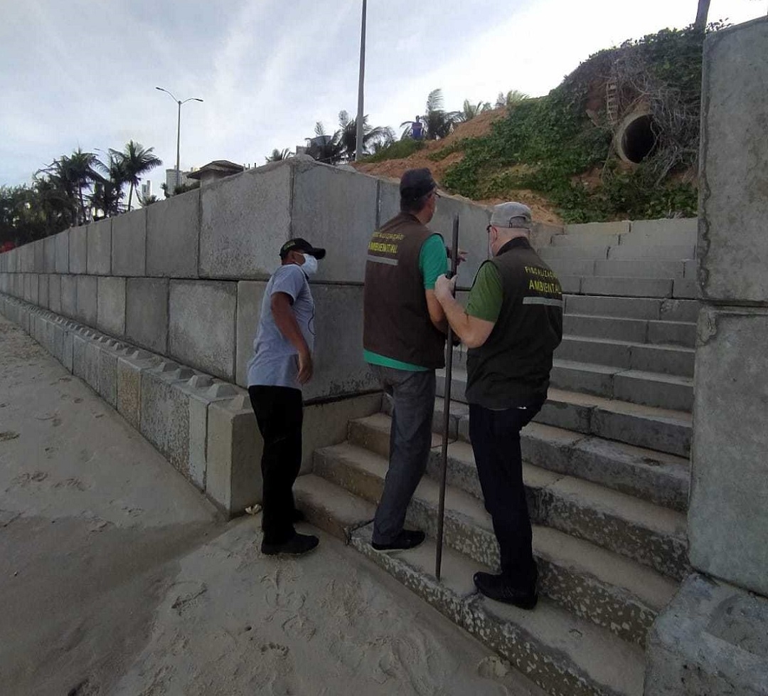 Dois hotéis em Ponta Negra são notificados por lançamento de água residual de piscinas na praia