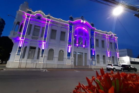 Palácio Felipe Camarão tem iluminação especial para campanha contra hanseníase
