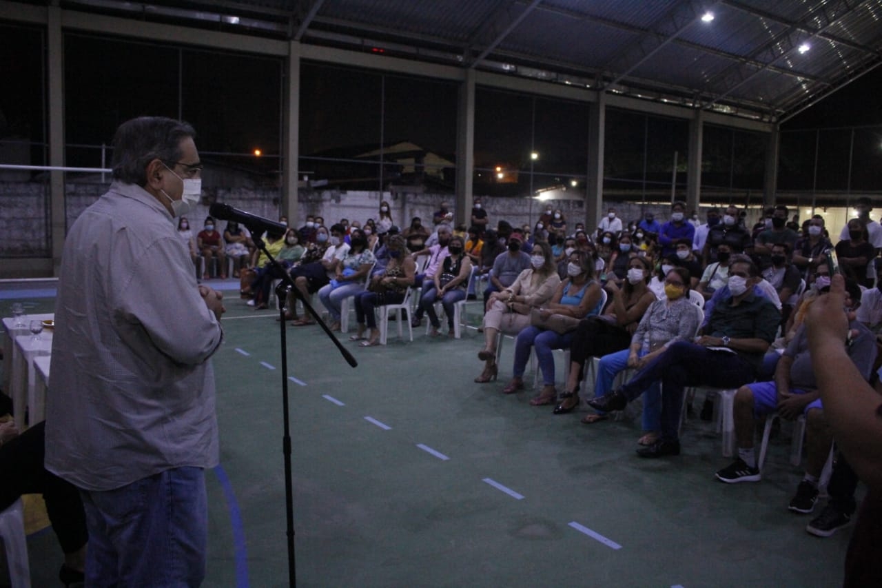 Famílias do Conjunto Pirangi recebem títulos de escritura pública das mãos do prefeito Álvaro Dias