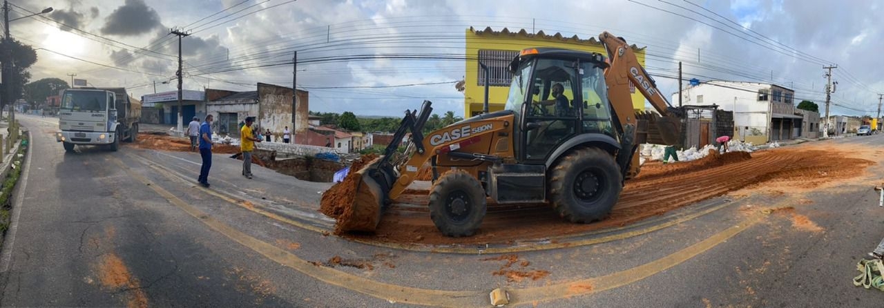 Linhas de ônibus têm desvio na rua Doutor Mário Negócio devido a serviços de recuperação da via