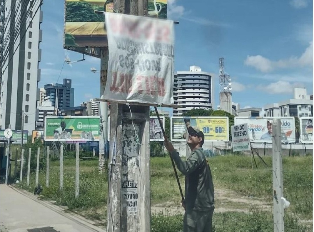 Publicidades irregulares são retiradas das ruas pela Semurb em ação de fiscalização