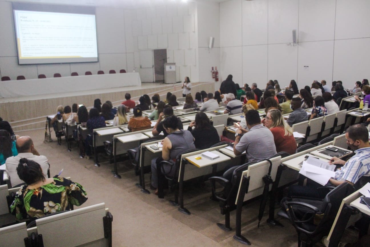 Secretaria de Educação discute com diretores a utilização de recursos nas unidades de ensino