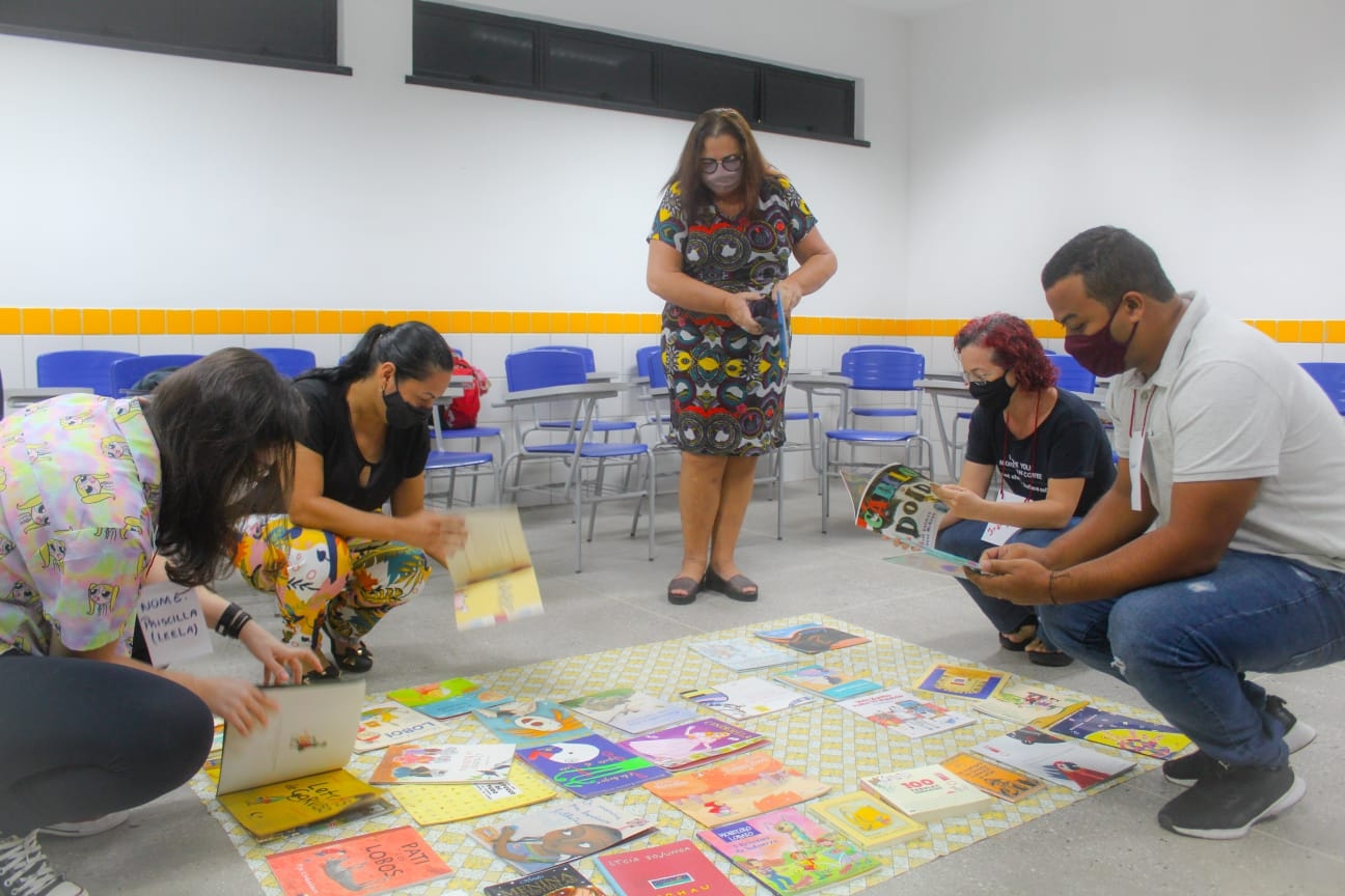 Professores de Português discutem narrativa literária durante formação do Cenas de Leitura