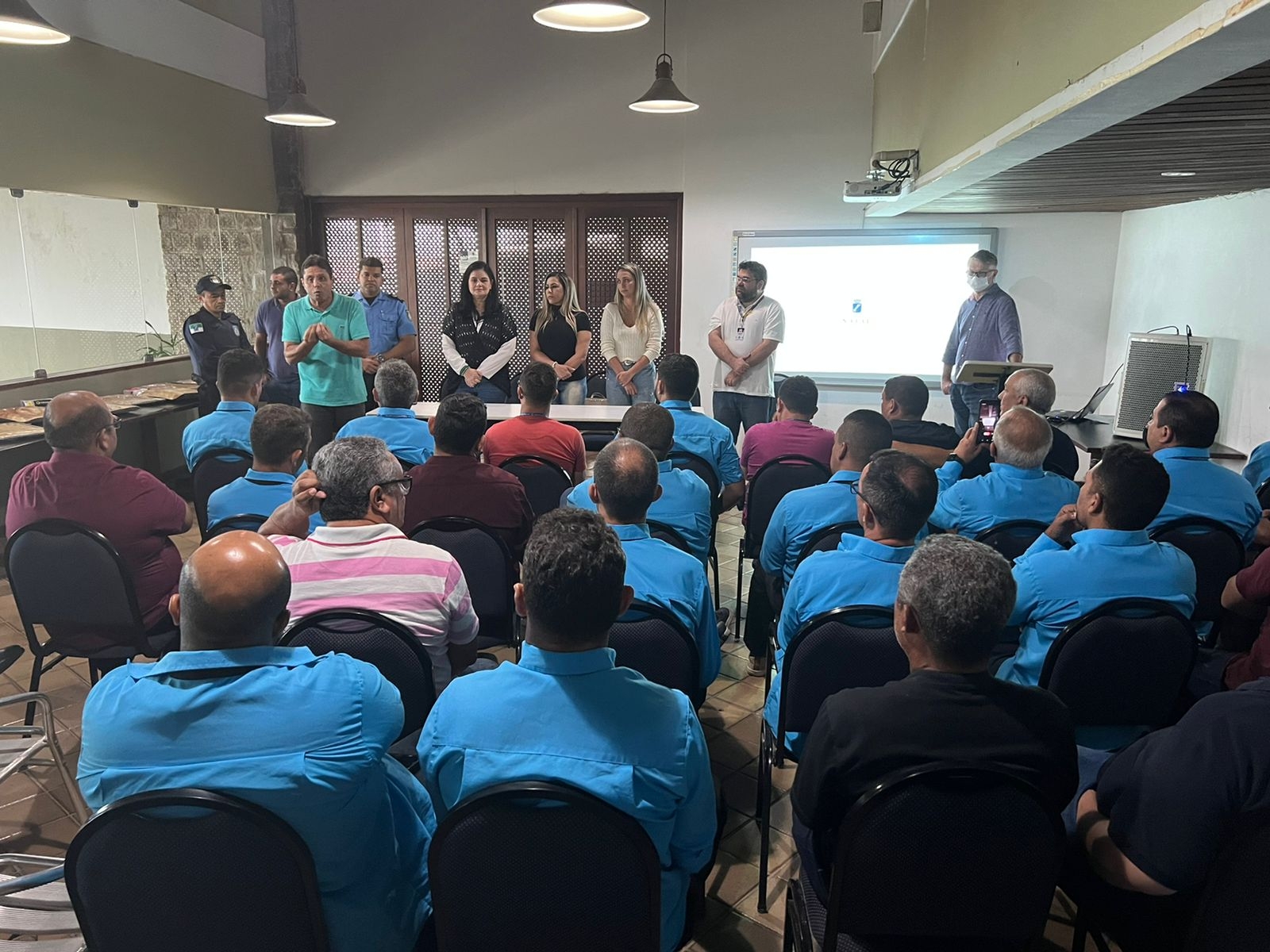 Motoristas da Secretaria de Educação recebem certificado de curso de qualificação