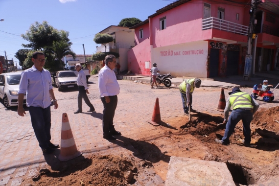 Prefeito Álvaro Dias acompanha serviços de recuperação de ruas na zona oeste de Natal