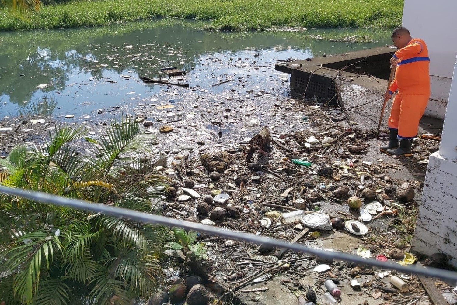 Urbana segue limpeza no entorno das lagoas captação de Natal