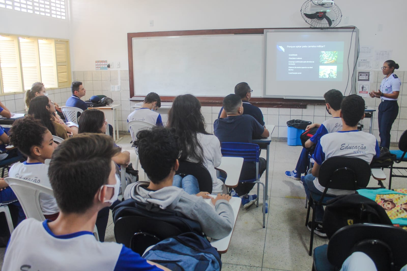 Alunos da Escola Municipal João XXIII participam de palestra com cadete da Academia da Força Aérea