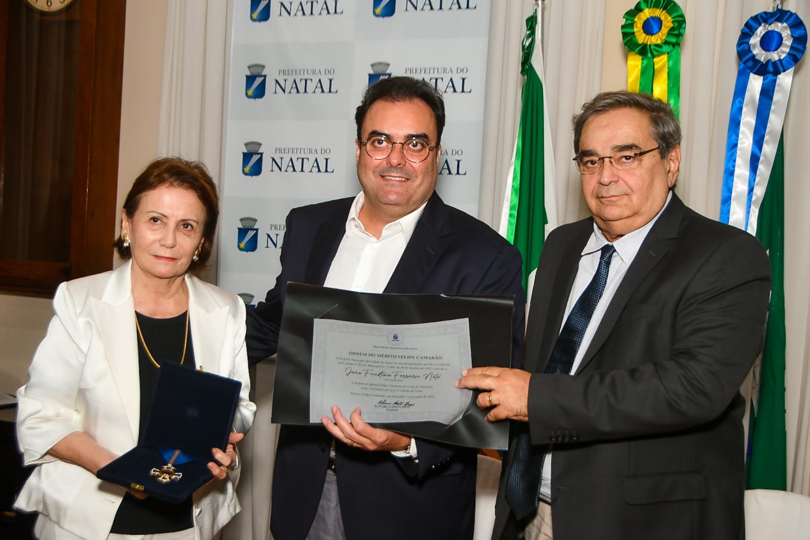 Prefeito entrega Comenda em homenagem a João Faustino e lembra legado do político e educador