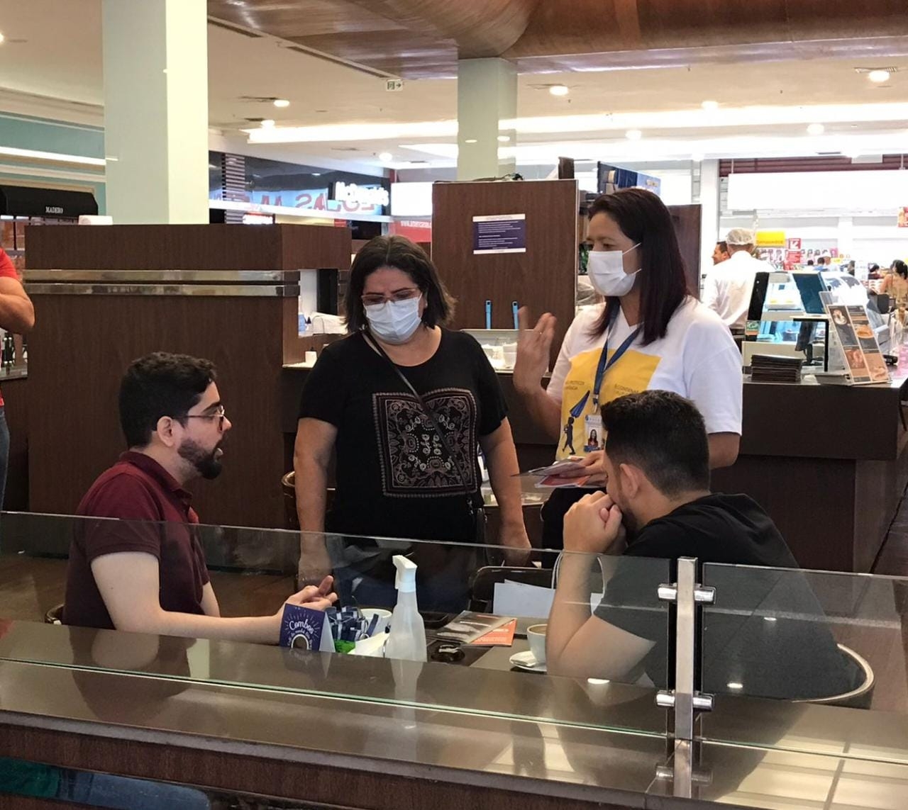 Semtas participa de ação socioeducativa em shopping sobre proteção de crianças e adolescentes