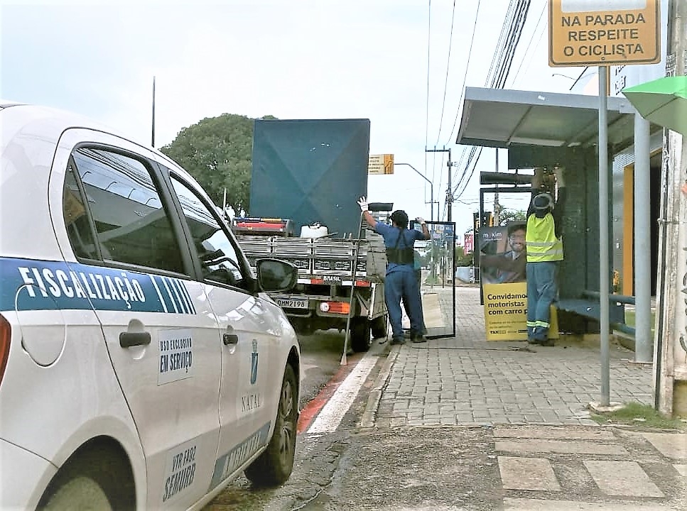 Remoção de publicidade irregular em abrigos de passageiros continua pela Roberto Freire