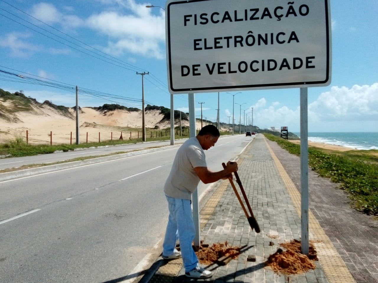 Semurb remove placa de sinalização irregular instalada no passeio da Via costeira