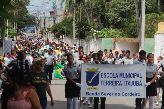 Desfile Cívico do CME Professora Carmem Reis movimenta Vila de Ponta Negra