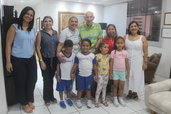 Crianças do CMEI Maria Lucila Carvalho visitam o aviador centenário Graco Magalhães