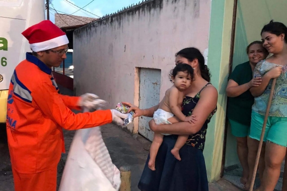 Projeto Gari Noel chegará de surpresa em comunidade na véspera do Natal
