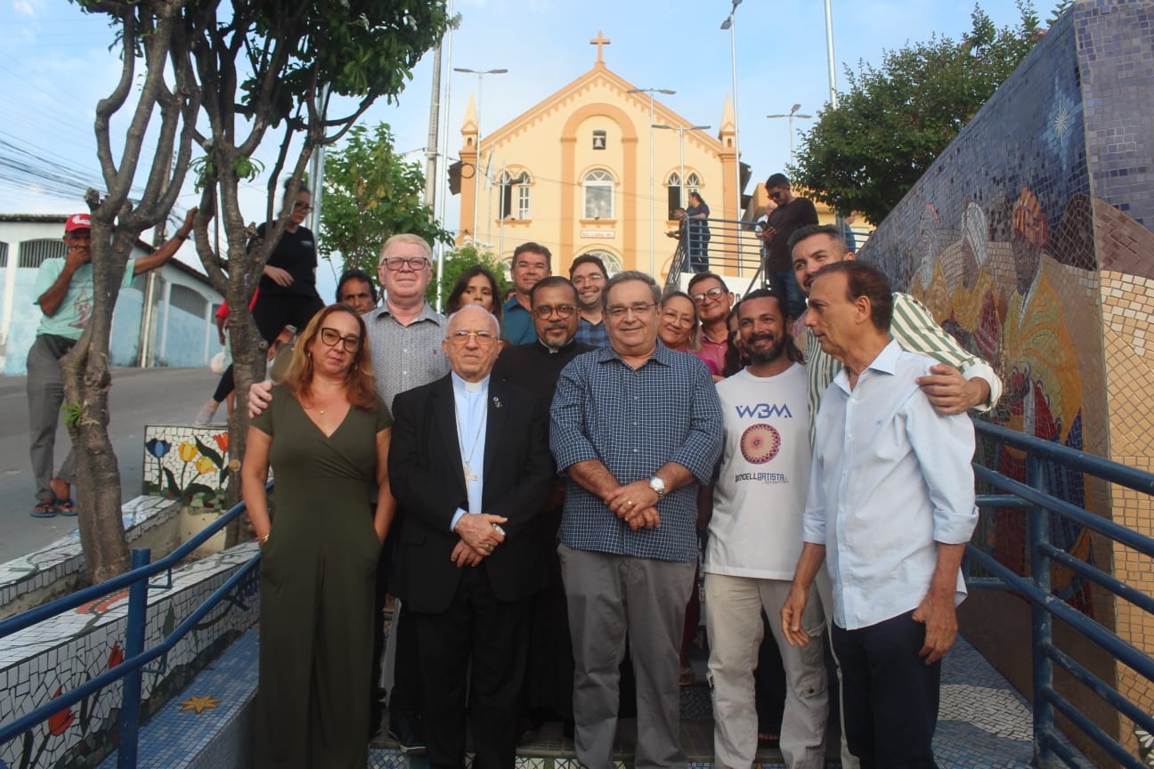 Álvaro Dias participa de missa que celebra novas escadarias da Igreja Sagrada Família 