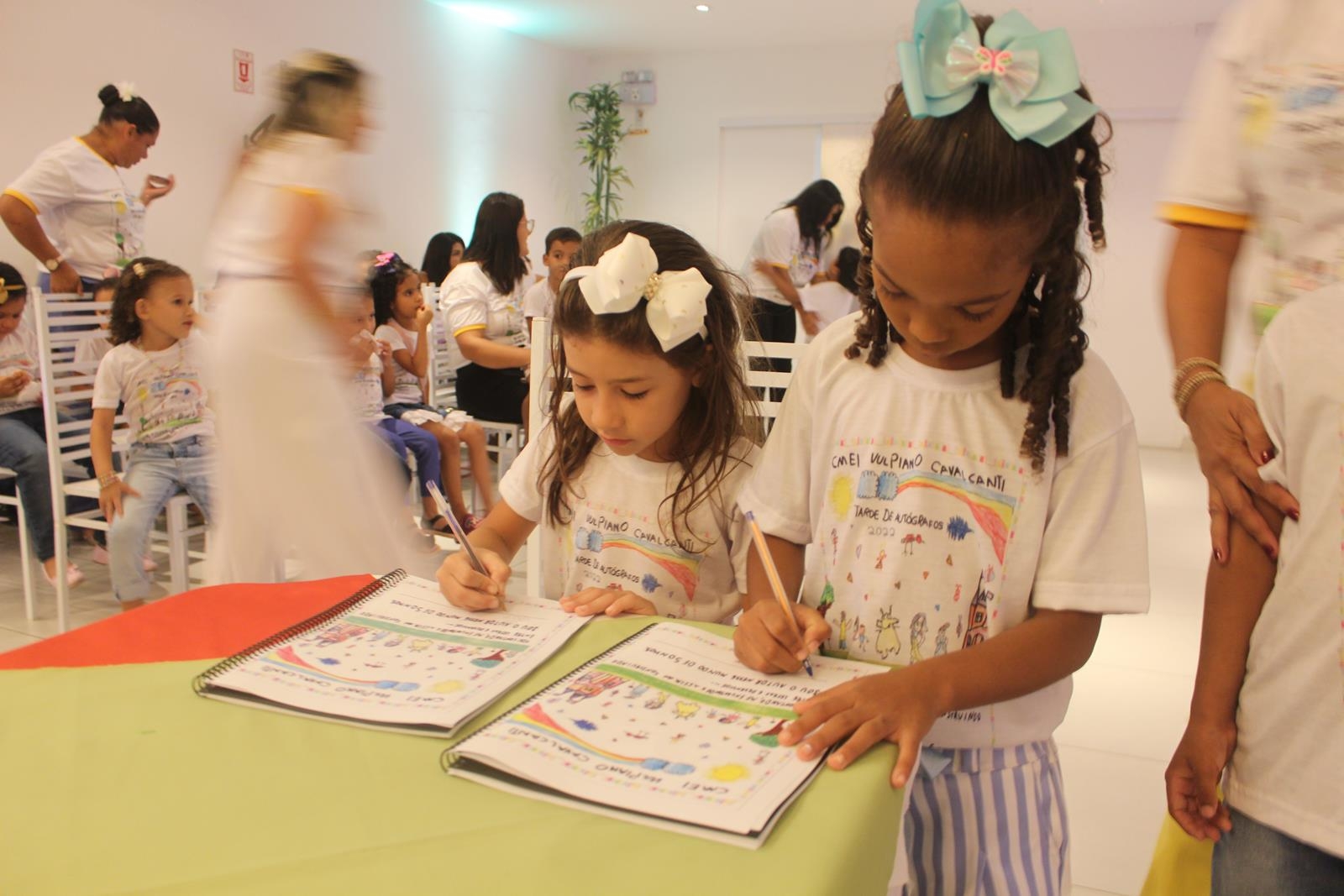 Crianças do CMEI Dr. Vulpiano Cavalcanti lançam livro na despedida da Educação Infantil