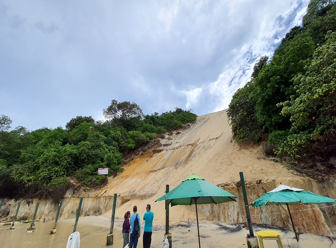 Vistoria conjunta busca identificar causas de processo erosivo no Morro do Careca 