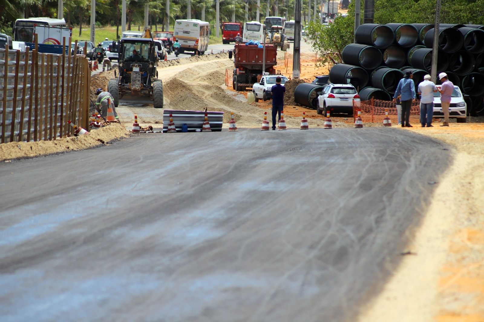 Prefeito Álvaro Dias vistoria serviço de imprimação asfáltica da avenida Felizardo Moura