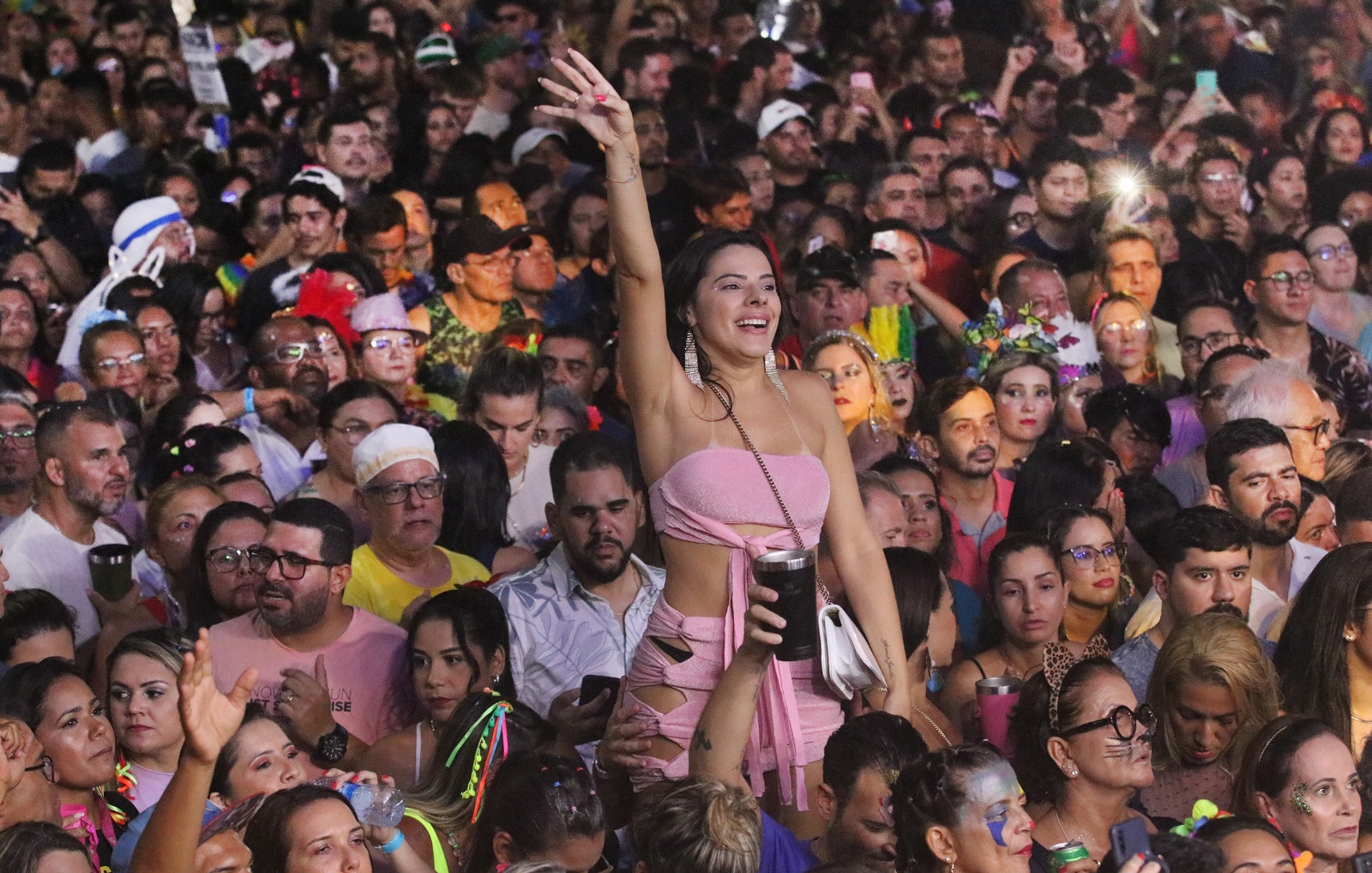 Multidão faz festa no Polo Ponta Negra nesta segunda de carnaval