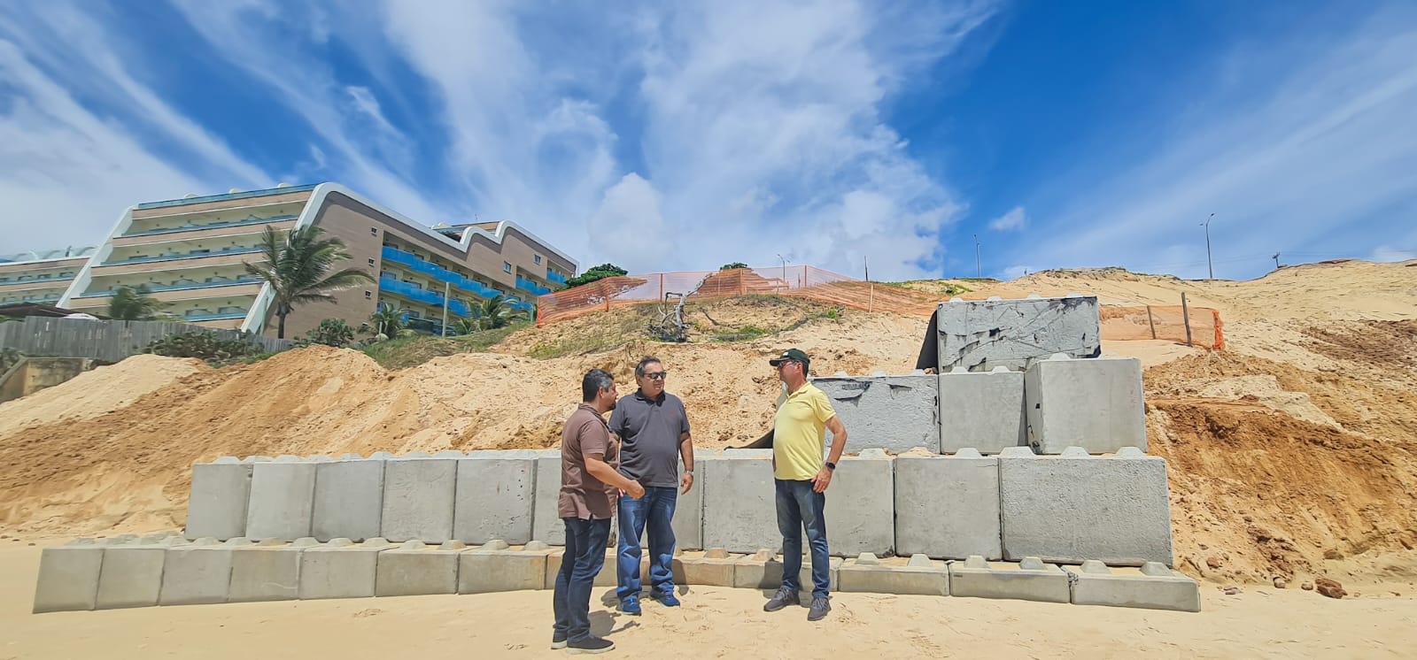 Prefeito vistoria a obra do enrocamento da praia de Ponta Negra