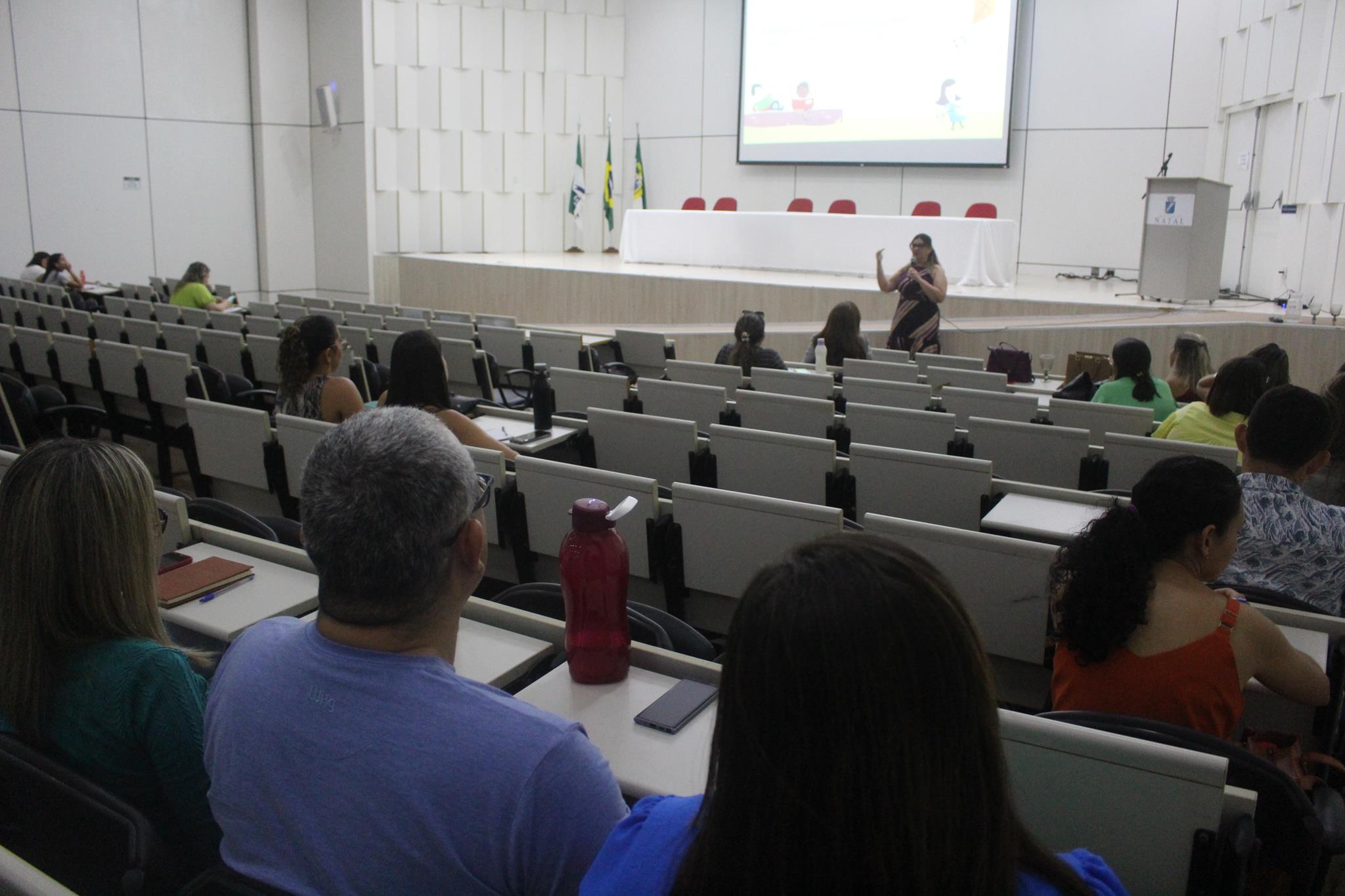 Secretaria de Educação promove formação sobre Regimento Escolar