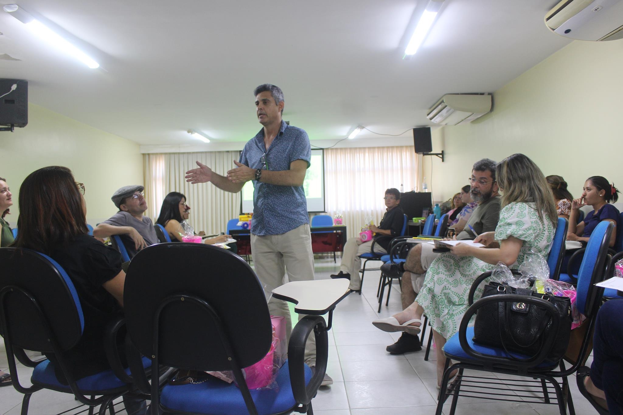 Cartunista com passagem pelo Correio Brasiliense participa de formação com professores de Artes