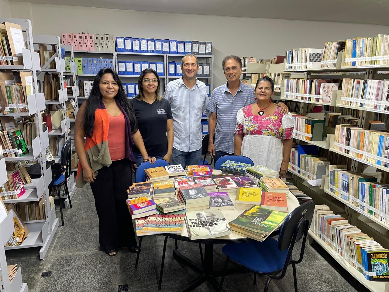 Biblioteca Esmeraldo Siqueira recebe doação de livros da Editora Jovens Escribas 