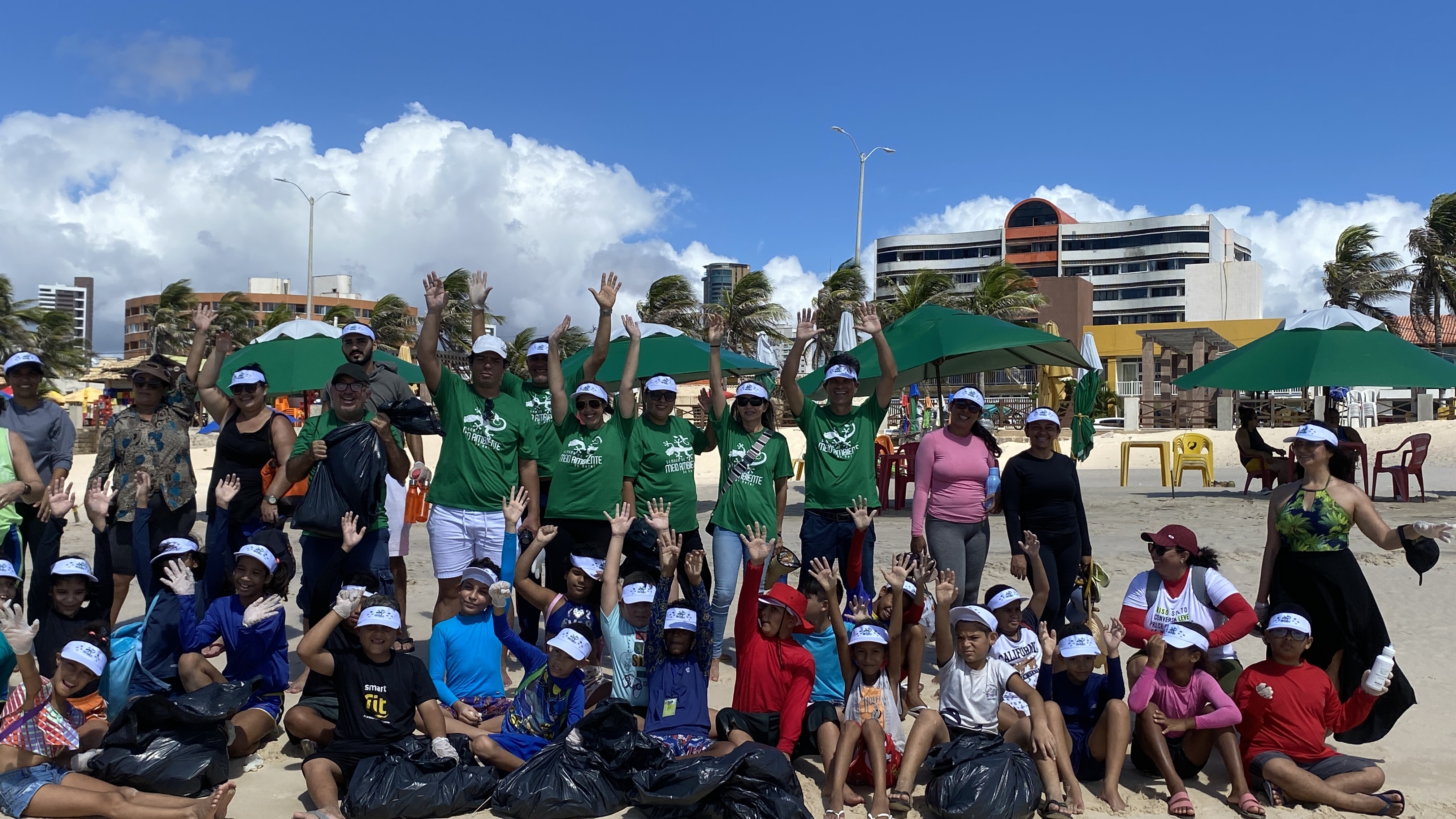 Crianças participam de mutirão de limpeza nas praias e recolhem cerca de 400 quilos de resíduos