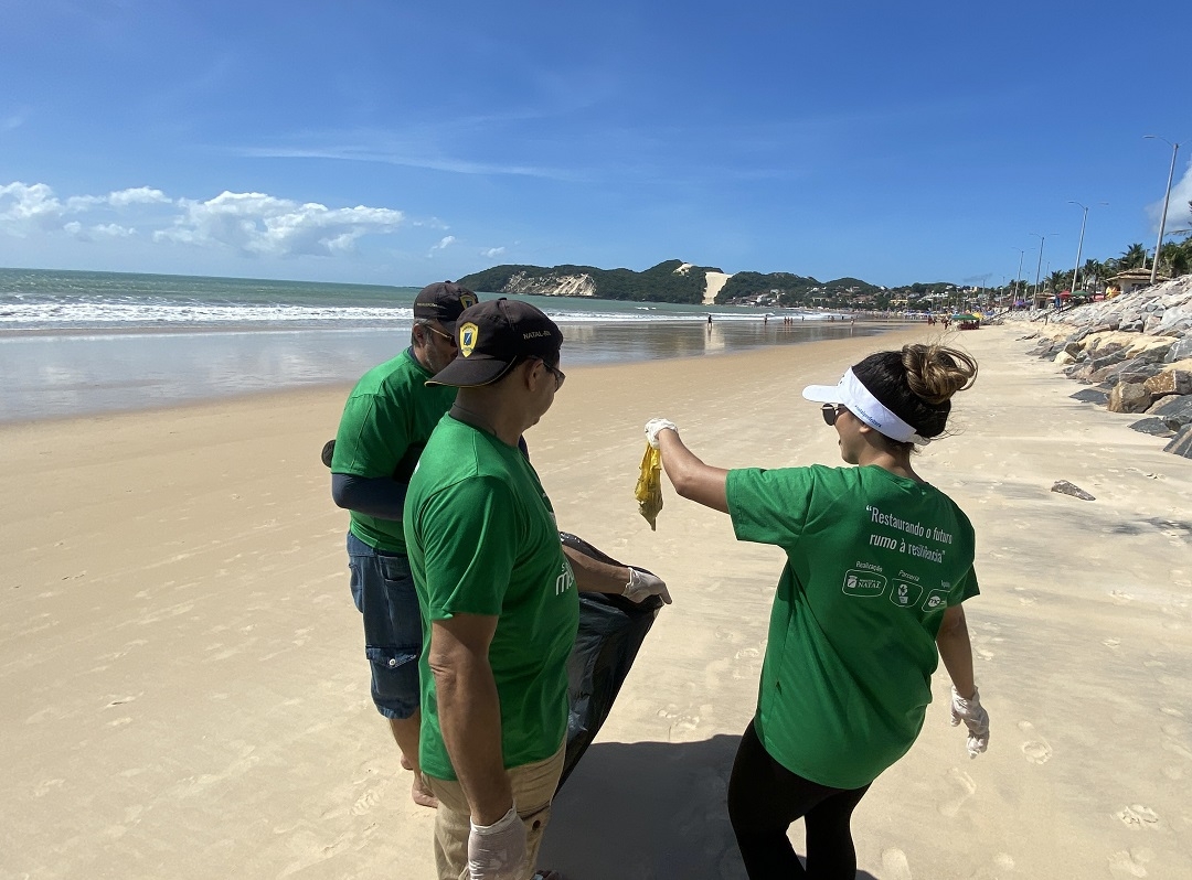 Mutirão de Ponta Negra encerra atividade de limpeza das praias na semana de Meio Ambiente de Natal