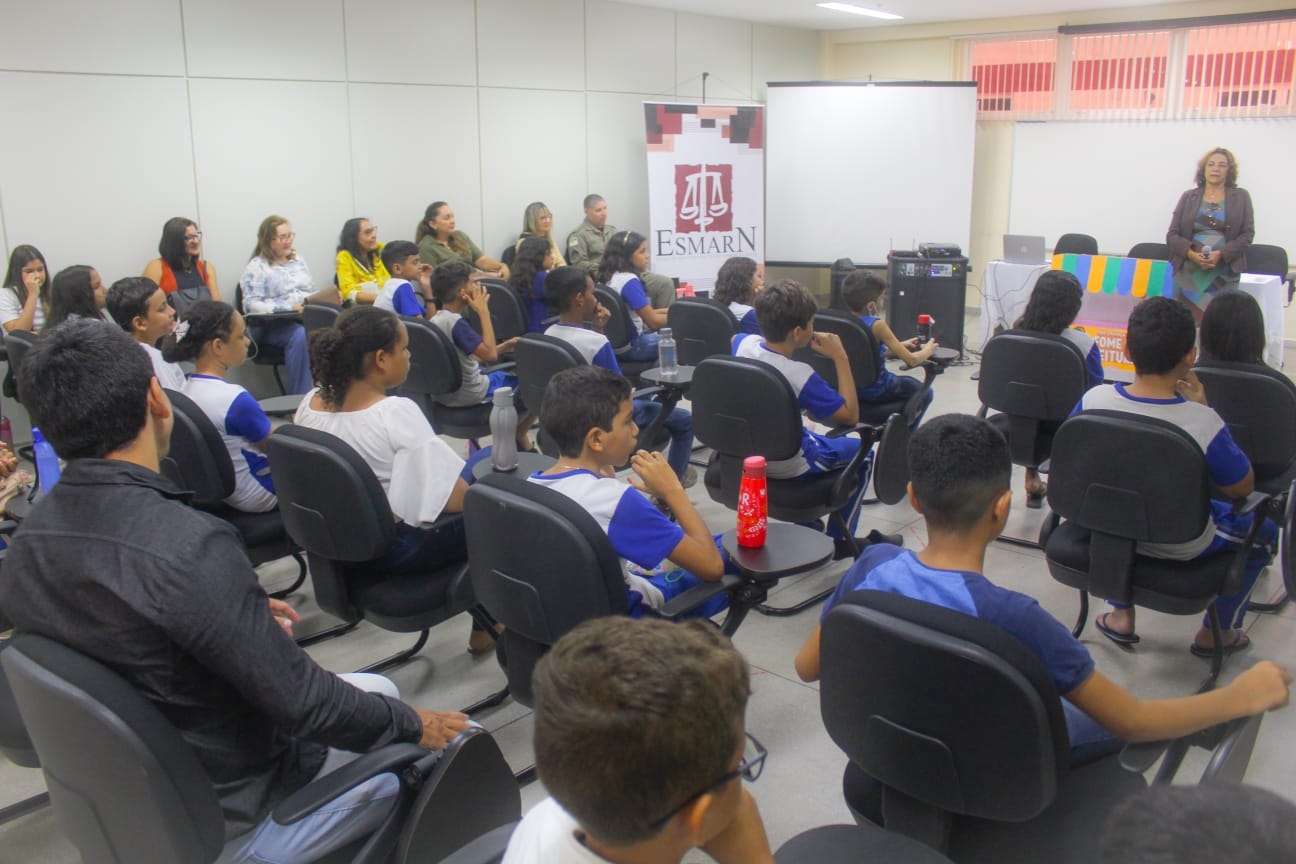 Estudantes fazem tour pedagógico pela Escola da Magistratura do RN