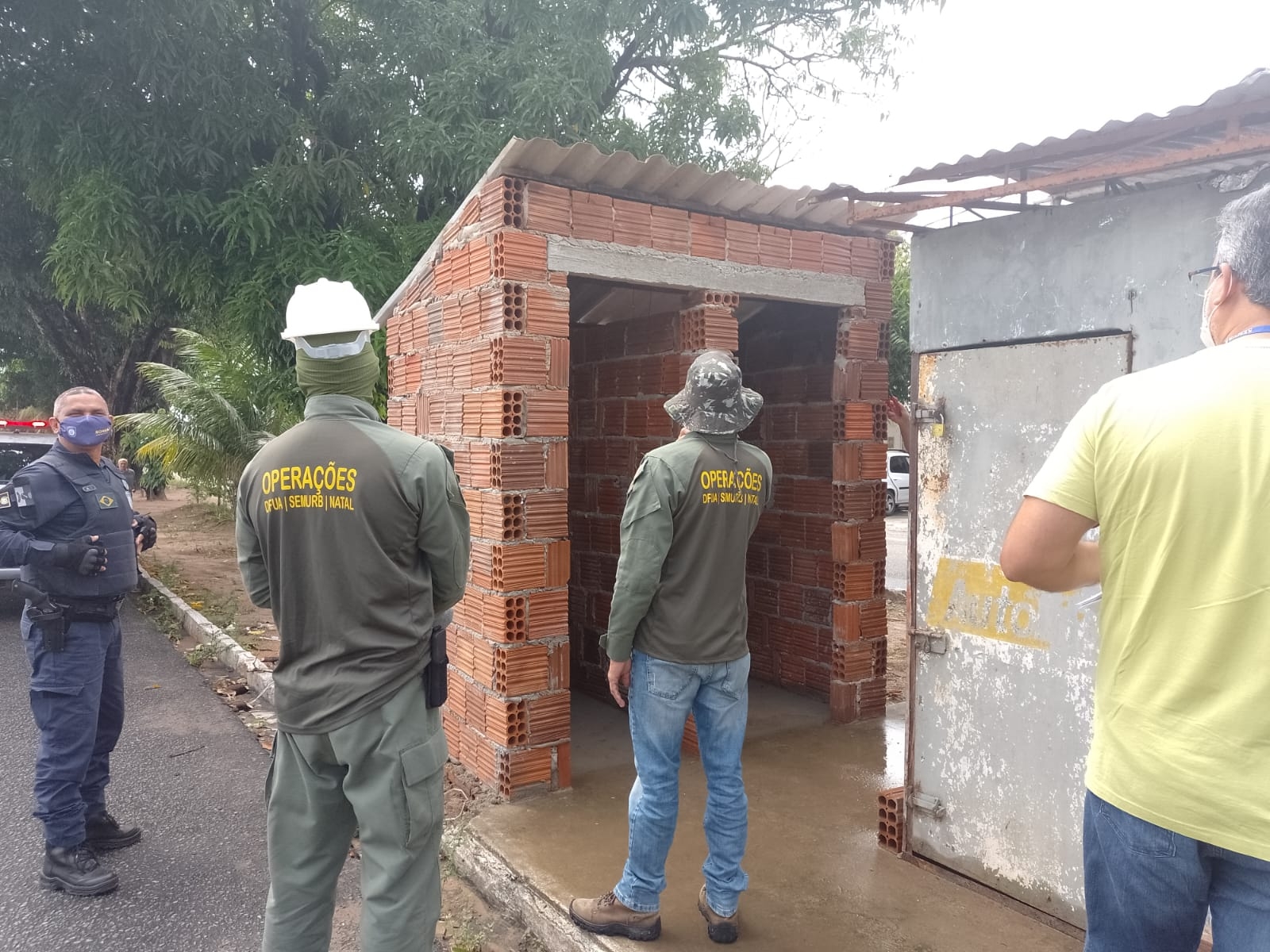 Fiscalização da Semurb remove ocupação irregular em canteiro central na zona Norte