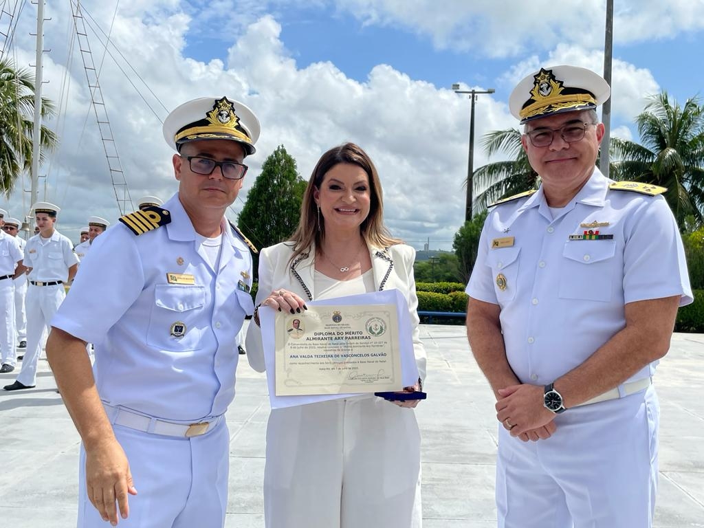 Secretária da Semtas recebe Medalha de Mérito Ary Parreiras