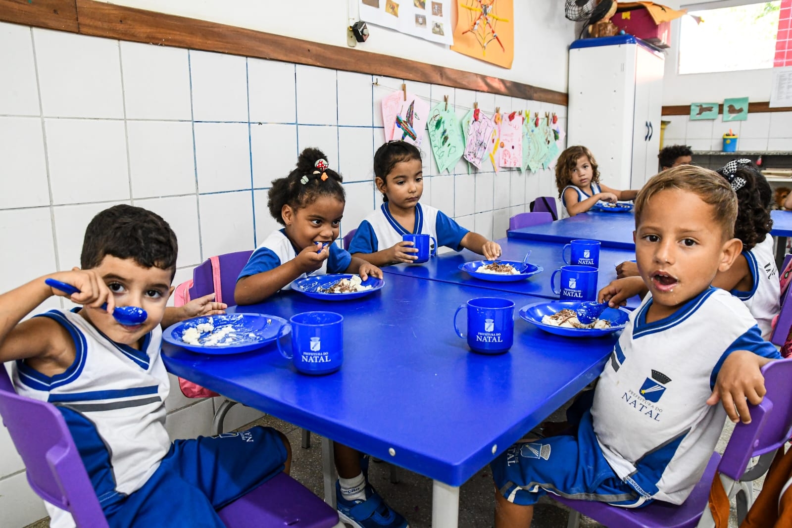 Prefeito entrega kits para alimentação escolar que beneficia toda a Rede Municipal de Ensino
