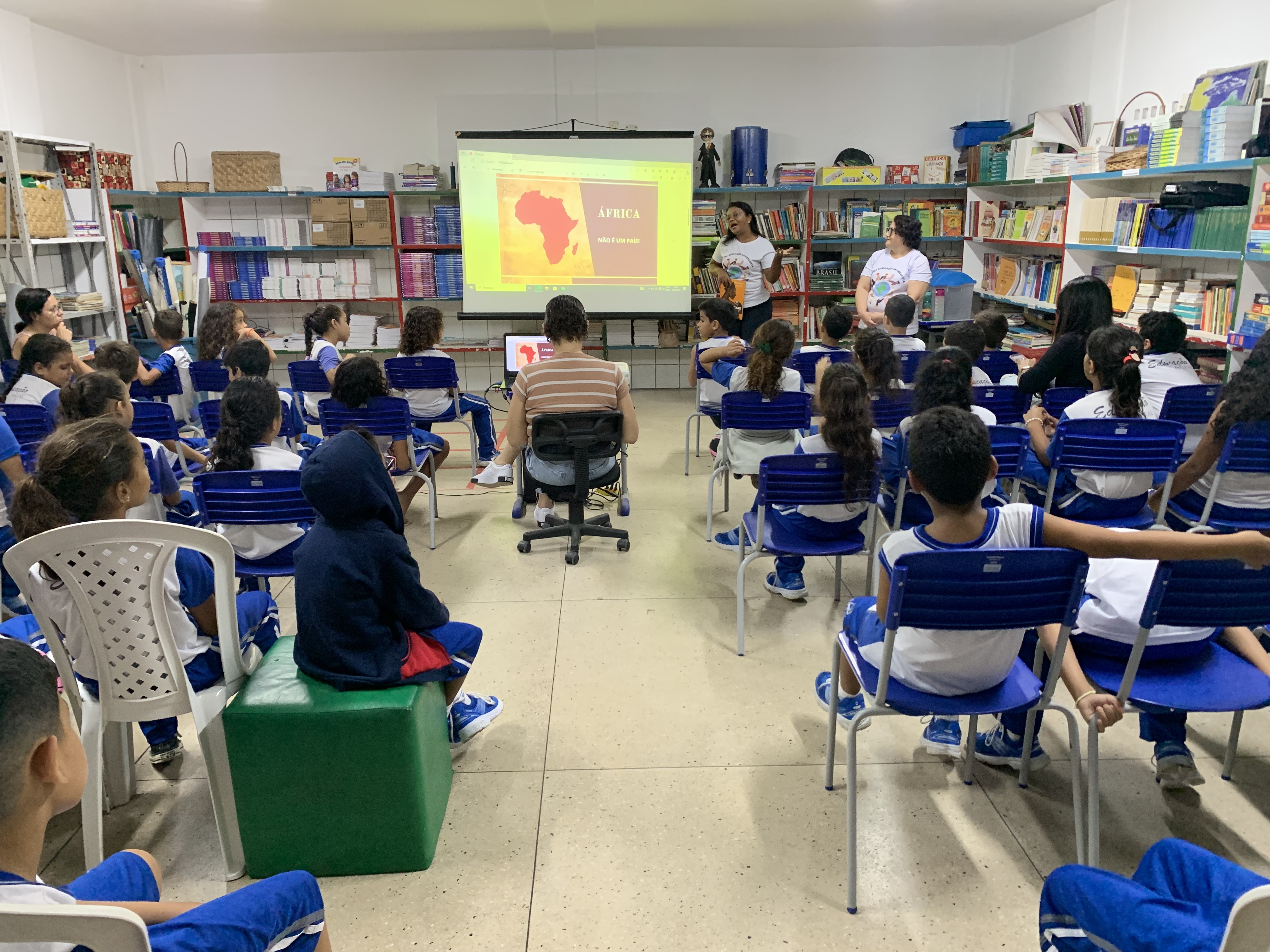 Oficina Africanear debate racismo com estudantes da Escola Municipal Jornalista Erivan França