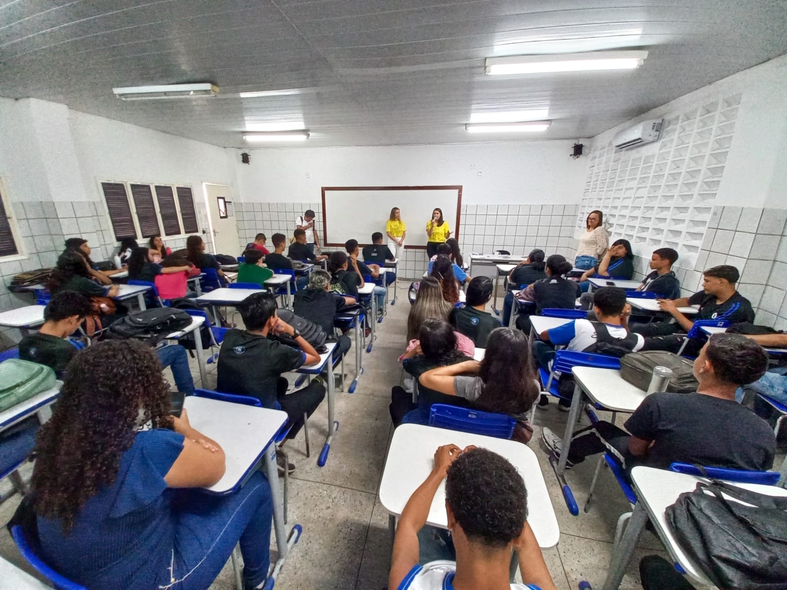 Estudantes conversam com especialistas sobre ansiedade e depressão durante o Setembro Amarelo