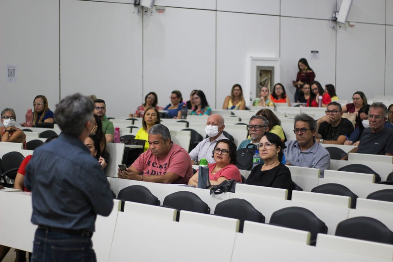Professores da rede municipal de Educação recebem orientações sobre o Eclipse Solar Anular