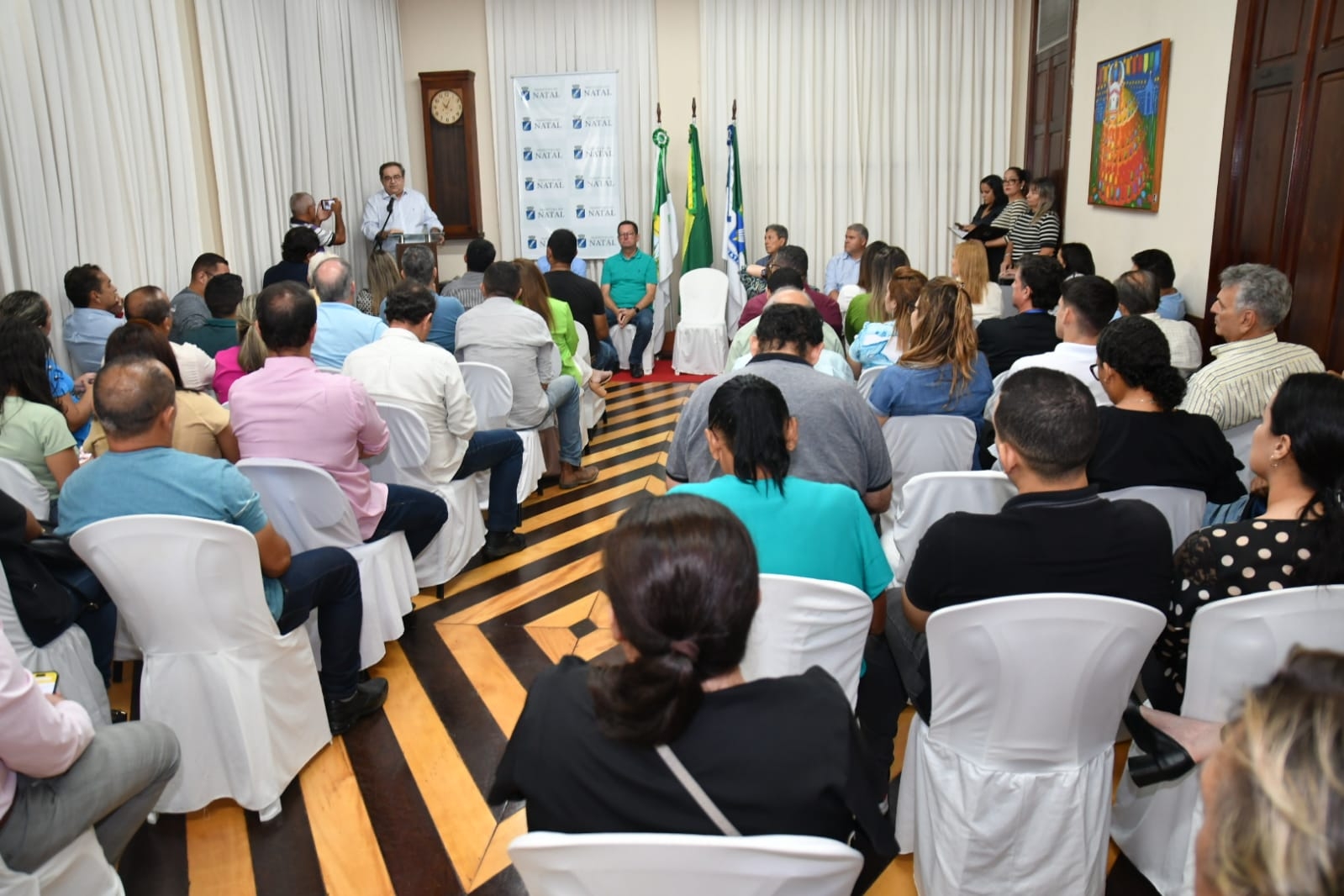 Álvaro Dias assina ordem de serviço de mais um lote de ruas do Programa Asfalto Novo