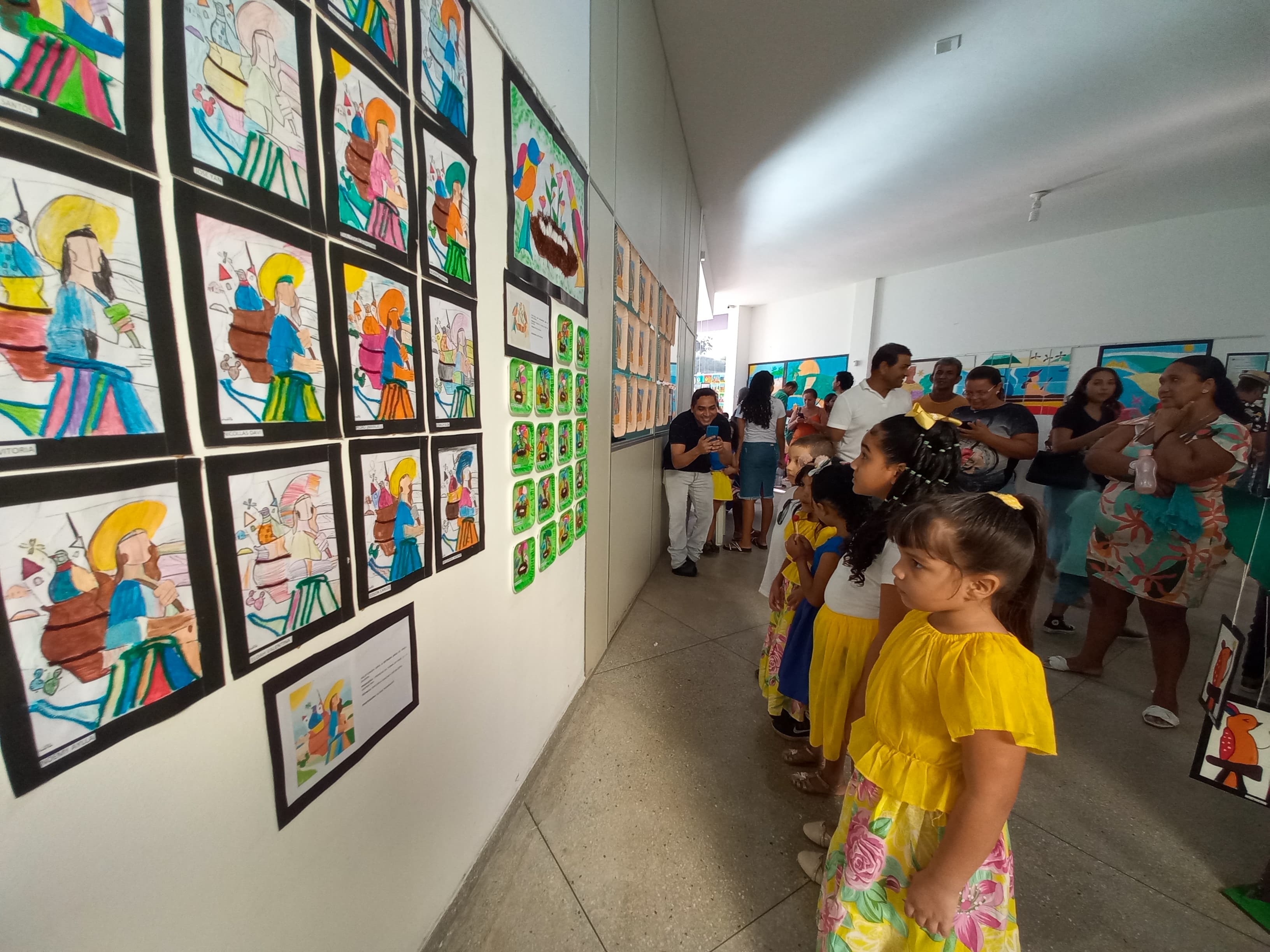 CMEI Stella Lopes promove Vernissage com exposições artísticas das crianças