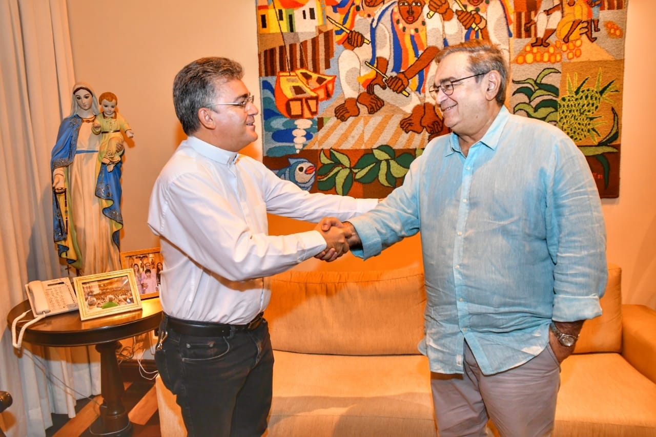 Prefeito Álvaro Dias recebe padre Tiago de Melo