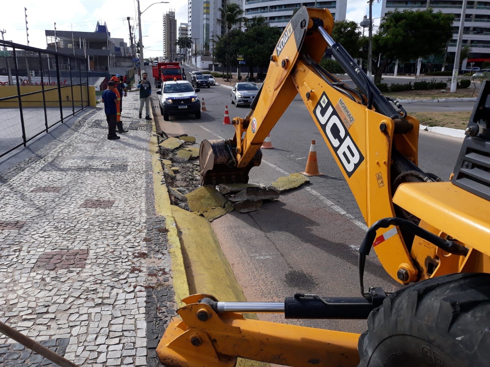 Semurb realiza remoção de rampas irregulares no calçadão da  Av.Roberto Freire