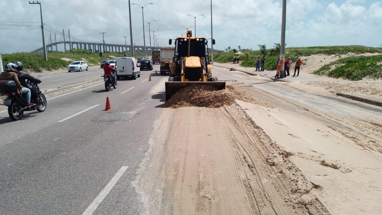 Operação conjunta da Urbana e STTU para remoção de areia em Santos Reis nesta Quinta