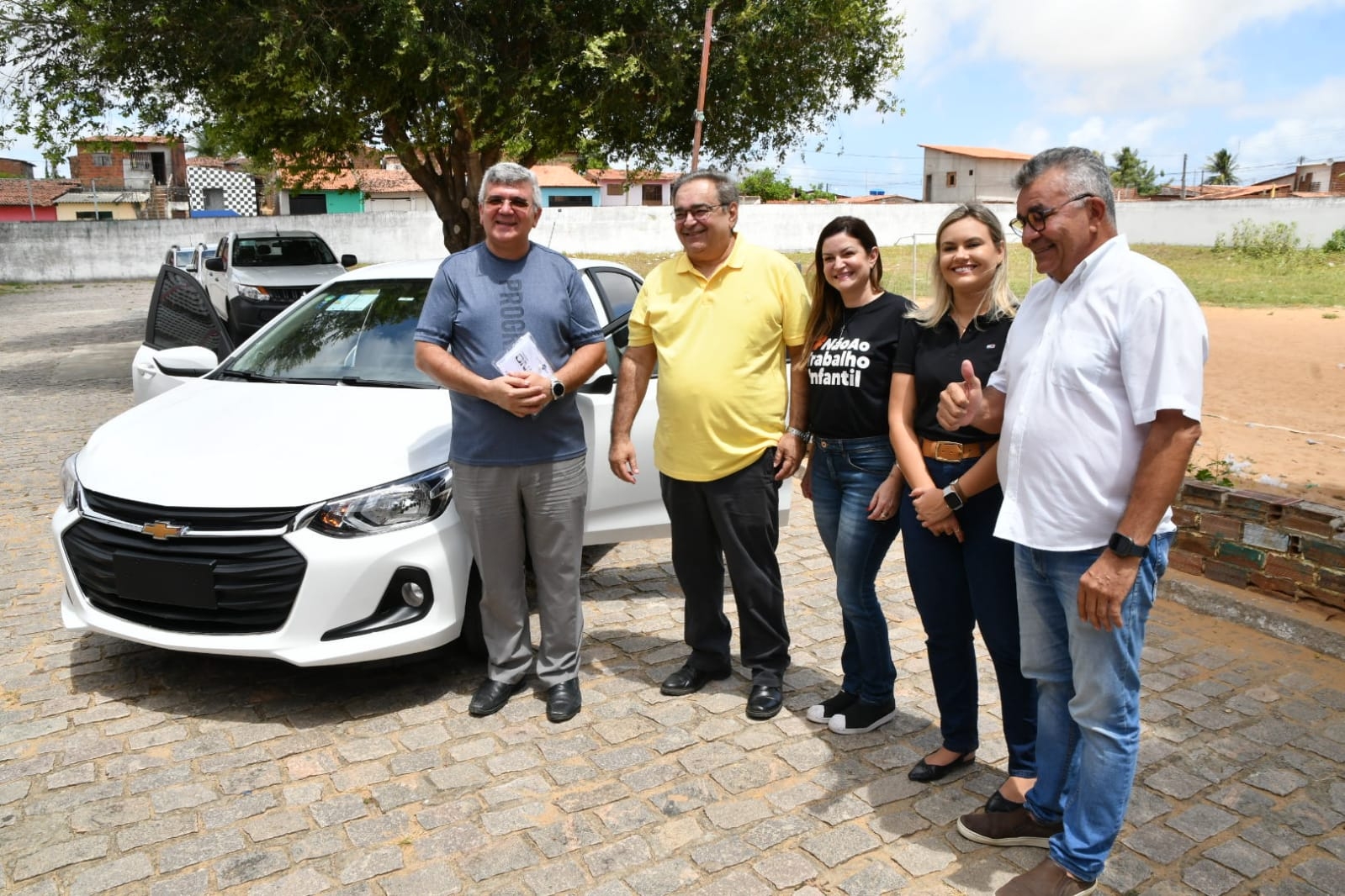 Prefeito Álvaro Dias entrega veículo ao Centro Educacional Dom Bosco, no Conjunto Gramoré