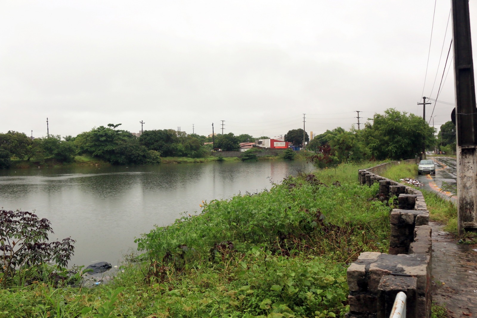 Obra de melhoria na rede de drenagem é segurança para a lagoa de captação da av. Ayrton Senna