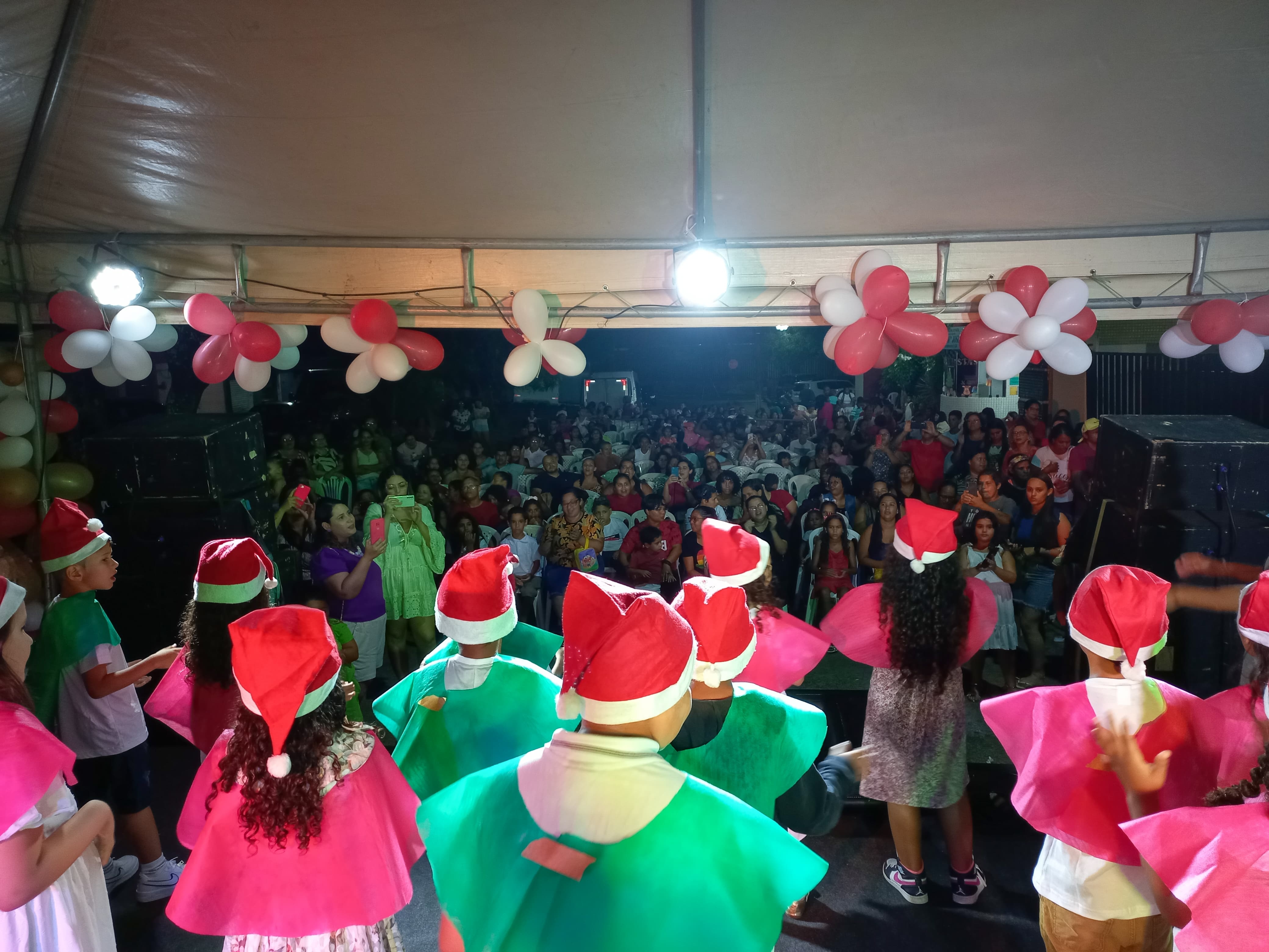 "Natal de Paz e Amor" coloca em cena 240 estudantes em escola da zona Norte