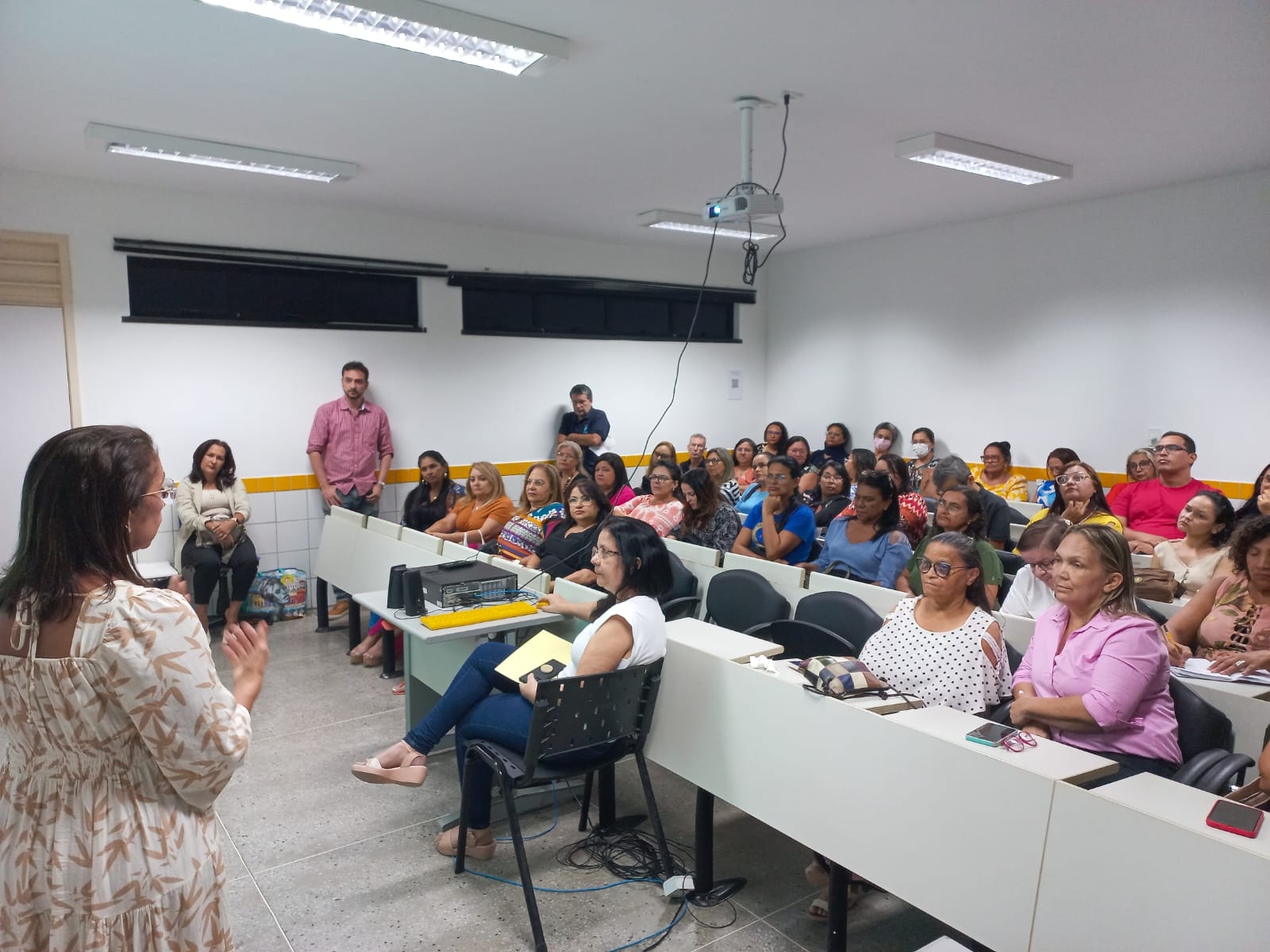 Professores recebem certificado da formação do uso pedagógico de tablets