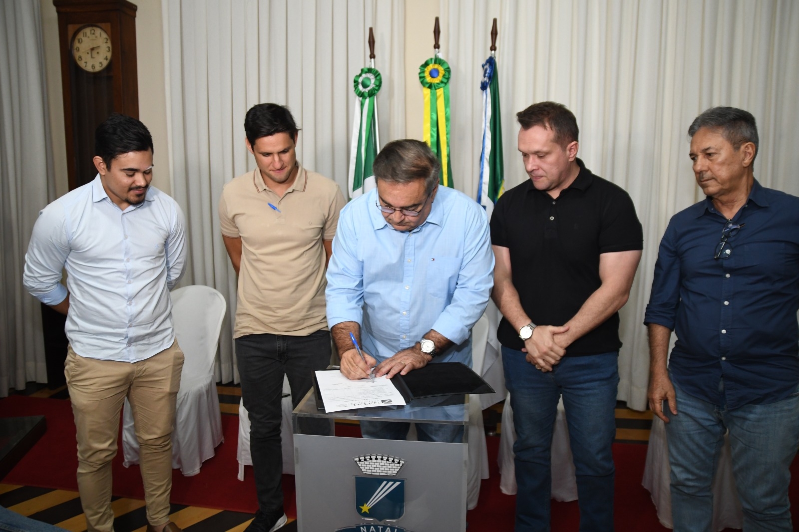 Prefeito Álvaro Dias assina ordem de serviço para vestiários em quadra no Bairro Nordeste