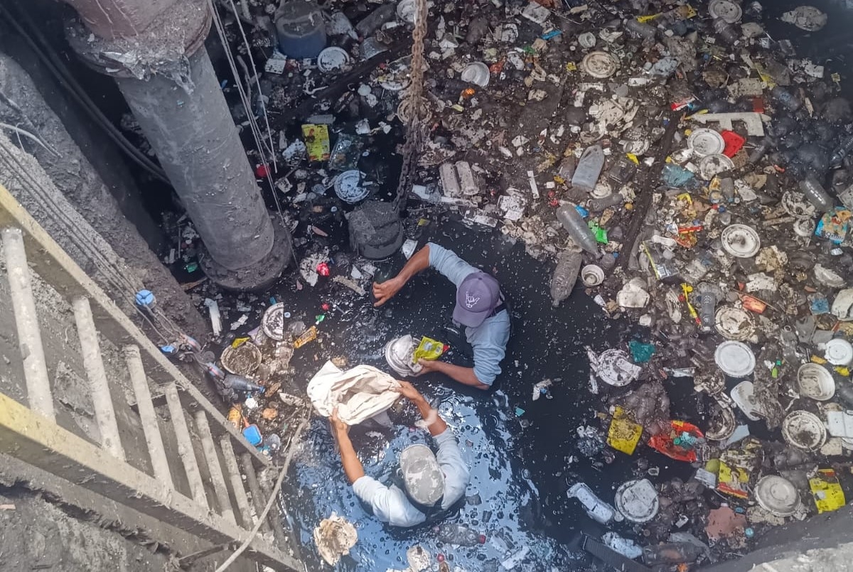 Lixo encontrado em lagoas de captação prejudica serviços e causa transtornos à população