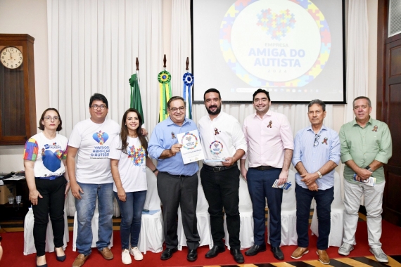 Prefeito Álvaro Dias premia estabelecimentos com o selo “Empresa Amiga do Autista”